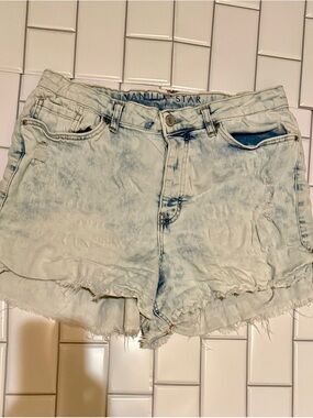 Vanilla Star Light Wash Distressed Shorts Size 11 (L)